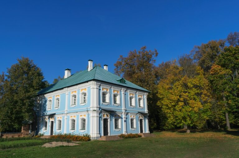 Griboyedov Manor Hmelita outbuilding.